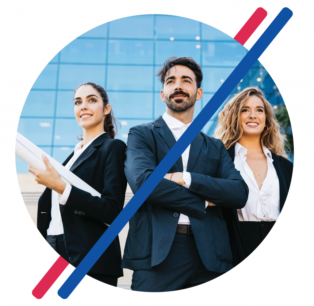 Des travailleurs habillés en costumes